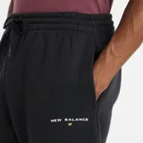 Pantalón de jogging negro de felpa perchada con ajuste holgado, cintura y tobillos elásticos, cordón regulable, bolsillos laterales y trasero.