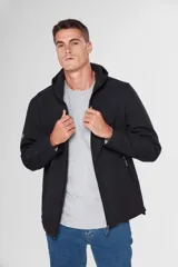 Campera negra de neopreno con interior de micropolar y capucha. Tiene bolsillos delanteros y en el pecho con cierre metálico personalizado.