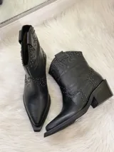 Botas cortas negras de cuero con punta fina, taco cuadrado y apliques de tachas plateadas.