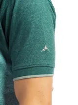 Remera polo verde con cuello y mangas con borde blanco, confeccionada en algodón.