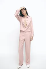 Pantalón de vestir rosado, de tiro alto y pierna ancha.