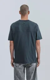 Remera de manga corta color gris oscuro, cuello redondo y calce regular con recorte en la espalda. Confeccionada en algodón premium muy suave al tacto.