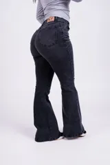Pantalón de jean Oxford color gris oscuro, de tiro alto, corte ajustado en la cadera y acampanado desde la rodilla.