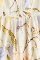 Vestido midi con estampado floral, de breteles finos ajustables y espalda fruncida.
