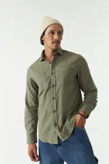 Camisa rústica lisa de manga larga, corte regular, color gris oscuro.