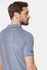 Remera polo celeste lisa en tejido piqué con cuello en rib y botones personalizados.