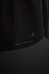 Shorts de running color verde oliva confeccionados en tejido técnico ligero y elástico con forro interior. Cintura elástica ajustable con cordón interior, bolsillo multifunción en la malla interior, bajo con corte al láser y logo estampado en la pernera.