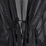 Kimono de encaje sintético calado color negro, de calce suelto y fluido, con ruedo recto y caída liviana.