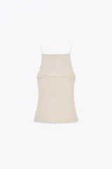 Top halter color beige con tirantes finos y detalle de frunces en el lateral.