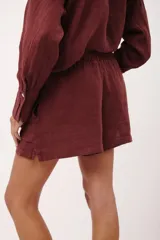 Short color borgoña de lino italiano con elástico en la cintura y bolsillos laterales.