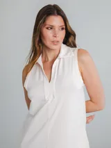 Vestido midi sin mangas color crema, con cuello polo y escote en V.