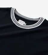 Remera de hombre, corte regular, color beige claro con cuello redondo y ribetes en contraste en el cuello y los puños de las mangas cortas.