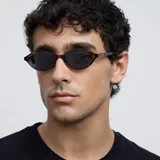 Gafas de sol Ifu con montura ovalada color carey y lentes negras polarizadas con protección UV400.