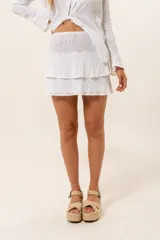 Minifalda blanca de algodón con textura arrugada y volados.