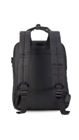 Mochila matera confeccionada en tela impermeable color beige, diseñada con dos compartimientos independientes para el kit de mate y objetos personales. Cuenta con bolsillos internos, asas de mochila acolchadas, asa de mano superior y una correa ajustable extraíble para llevar al hombro.