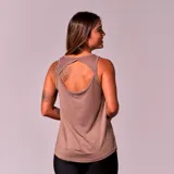 Musculosa deportiva color marrón con cuello redondo y sisas amplias.