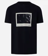 Remera negra de algodón con estampa photoprint del mar con tablas de surf.