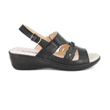 Sandalias bajas color beige con tiras caladas y ajuste con hebilla.