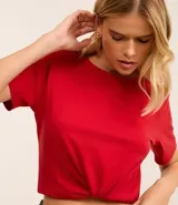 Blusa básica de algodón color tostado, de manga corta con dobladillo y nudo frontal.