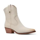 Bota texana color piel con caña media, puntera fina y taco bajo de madera. Presenta un diseño clásico con detalles de costuras y tirador lateral.