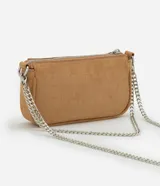 Cartera baguette color marrón claro, con correa de cadena plateada y logo metálico al frente.