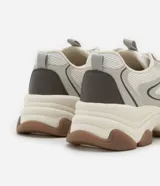 Championes chunky color blanco con detalles en gris y marrón. Confeccionados en PU con cierre de cordón y detalles ondulados.