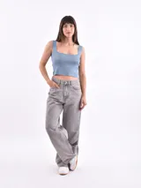 Musculosa celeste de tejido de punto con cuello cuadrado y breteles anchos.
