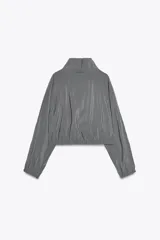 Chaqueta gris confeccionada en hilatura con mezcla de modal, de manga larga con puños elásticos, bolsillos laterales, bajo con elástico y cierre frontal con cremallera metálica.
