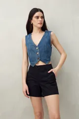 Short negro de algodón, de tiro medio, con bolsillos delanteros y traseros.
