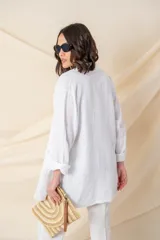 Blazer italiano de lino blanco, corte suelto, con bolsillos delanteros y cierre con un botón. Diseño oversize.