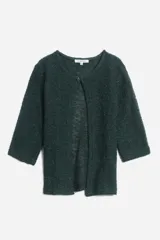 Cardigan tejido color verde claro, con mangas 3/4 y cuello redondo.