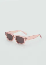 Lentes de sol rectangulares transparentes con lentes grises.