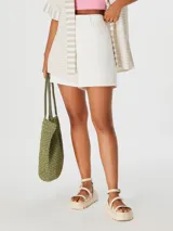 Short de jean color blanco, de tiro alto, con bolsillos delanteros y traseros.