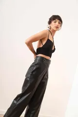 Crop top fucsia con breteles finos y escote halter con abertura en el centro.