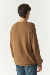 Sweater color marrón de tejido de punto con logo bordado en el pecho.