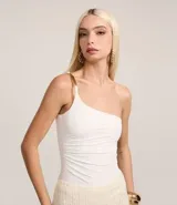 Body blanco de jersey con escote asimétrico y un solo bretel fino decorado.