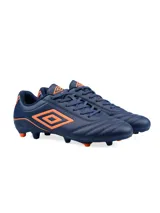 Championes de fútbol Umbro modelo Classico III HG para hombre, color azul marino con detalles y logo en naranja. Presentan una suela con tapones moldeados fijos (HG) para césped firme.