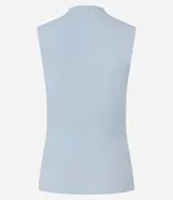 Blusa sin mangas en viscosa color blanco, con cuello alto y textura acanalada.