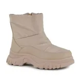 Bota corta negra de caña media, con plataforma track y exterior acolchado.