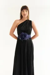 Faja ancha de tela azul marino con una gran flor decorativa de plumas en tono azul oscuro en el centro.