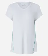 Remera deportiva blanca de microfibra, con cuello en V, mangas cortas y friso verde en la espalda.