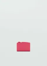 Billetera pequeña color fucsia de poliuretano con efecto safiano, logo en relieve y cierre metálico a presión.