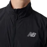 Campera deportiva negra con cierre frontal, cuello alto y logo de New Balance reflectivo en el pecho. Ideal para running y actividades al aire libre.