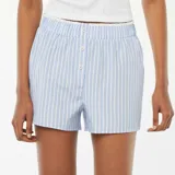 Short de pijama celeste con rayas verticales blancas y cintura elastizada.