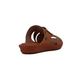 Sandalia de mujer color marrón, estilo casual, con plataforma corrida y capellada ancha de tiras de cuero trenzadas y cruzadas.