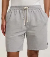 Bermuda masculina de sarga, color verde claro con estampado de rayas finas. Posee cintura elástica con cordón para ajuste y bolsillos.