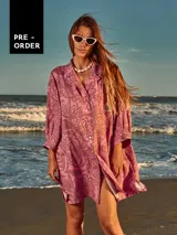 Vestido camisero corto de lino con estampado floral en tonos rosados y marrones.