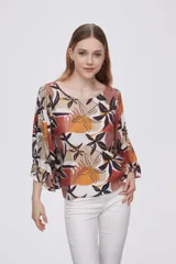 Blusa holgada de manga 3/4, en color verde con un acabado suave y ligero ideal para verano.