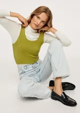 Top crop de punto color verde claro, de tejido grueso con diseño recto, cuello redondo y tirantes anchos.