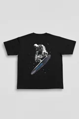 Remera negra de algodón con estampa en la espalda de un hombre plateado sobre una tabla de surf en el espacio.